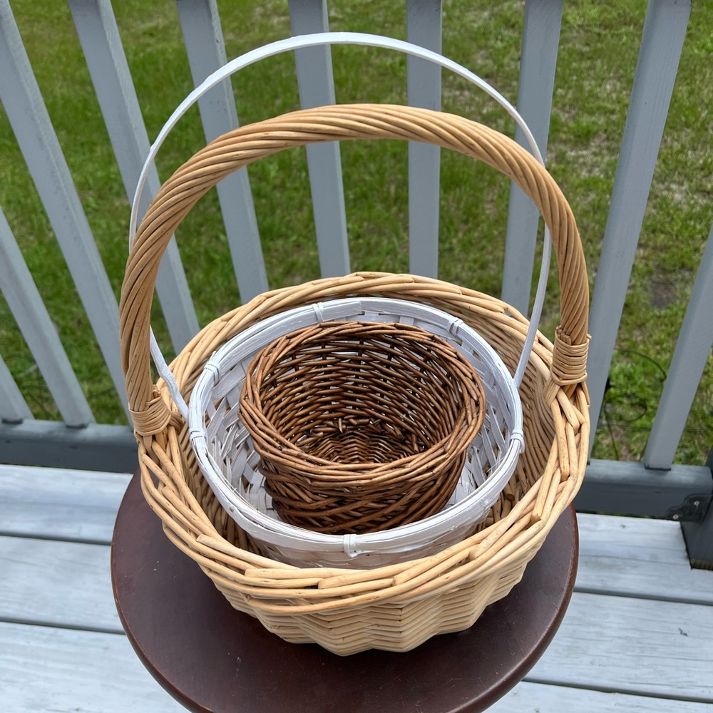 Bundle of 3 baskets made of natural materials, 2 natural, 1 white